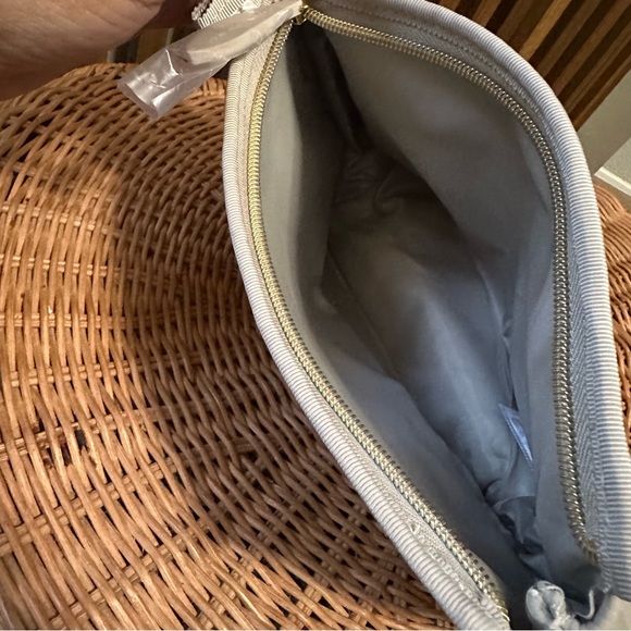 NWOT Burberry Beige Quilted Pattern Makeup Cosmetic Travel Bag Pouch - Picture 3 of 6